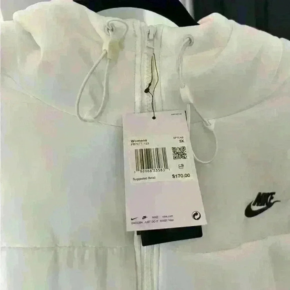 Women’s Classic Nike Puffer It’s a puffer if it’s bigger than norm doesn’t mat. - Picture 5 of 12